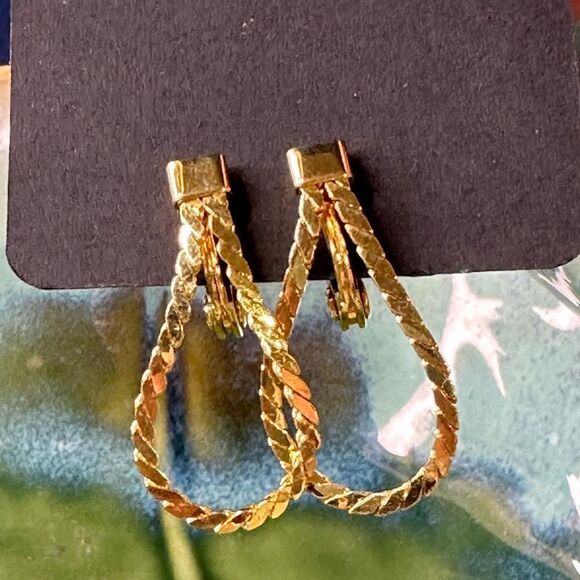 Vintage Monet Chain Hoop Clip On Earrings in Goldtone EXCELLENT - Picture 2 of 4